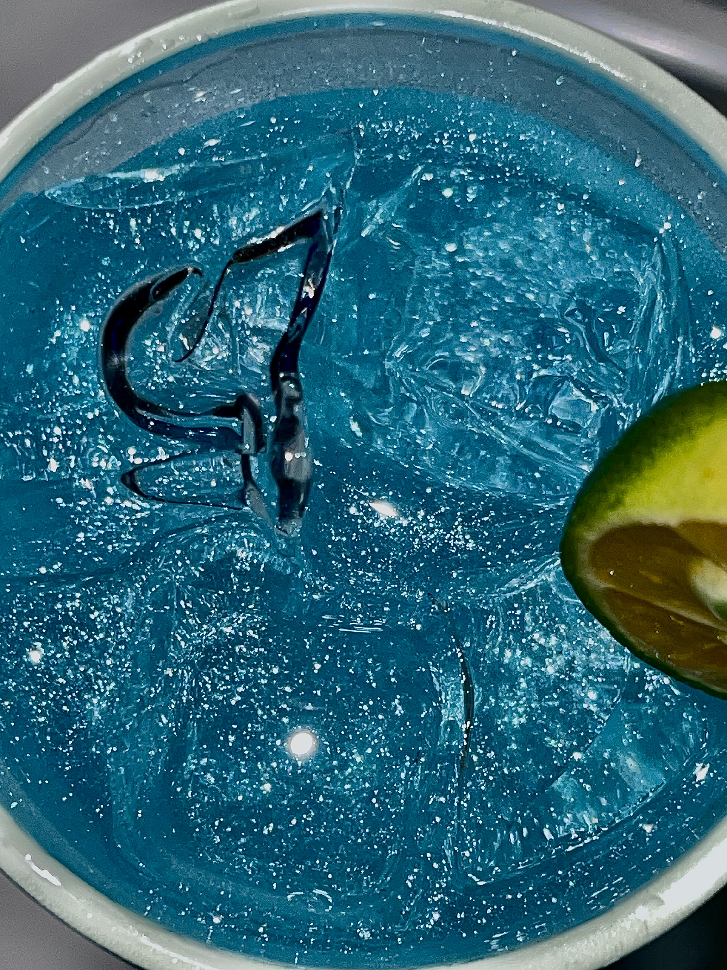 蓝色水面